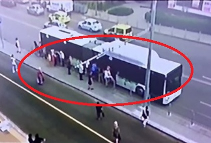 Кадър от спирка в центъра на София ошашави мрежата