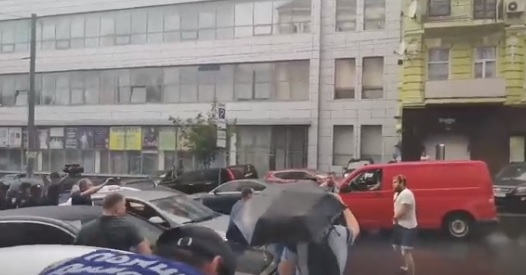 Бият Порошенко в Киев след разпит за корупция! ВИДЕО