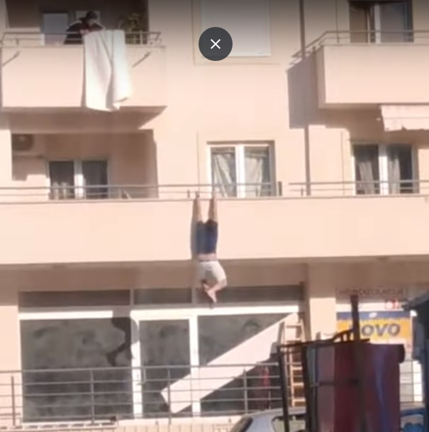 Вижте как спипан на калъп от съпруга виси от тераса! (ВИДЕО)