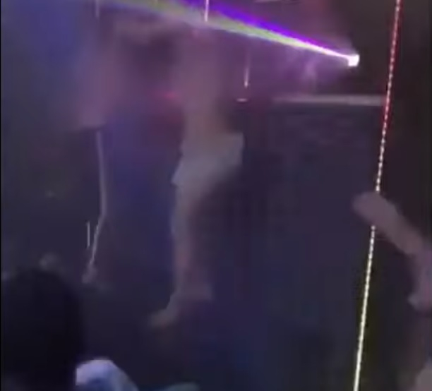 Откровен танц на момичета в нощен клуб заснет на ВИДЕО (18+)