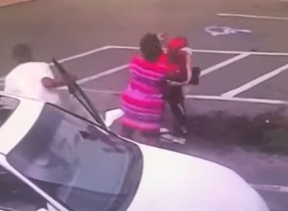 ​​​​​​​Майка уби бебето си при бой с друга жена (ВИДЕО 18+)