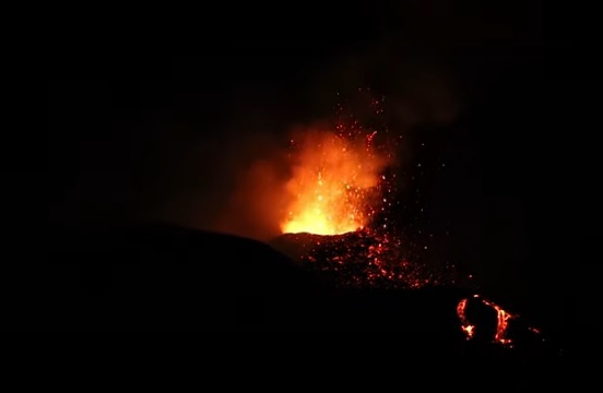 Вулкан може да стопи италианския остров Стромболи (ВИДЕО)