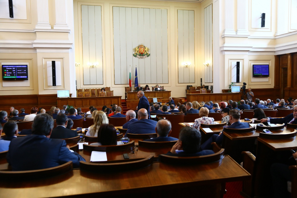 Жега в парламента днес