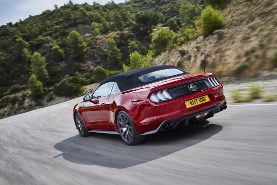 Ford представя специално юбилейно издание Mustang55 с 5,0-литров двигател V8 и усъвършенстван Mustang с 2,3-литров двигател EcoBoost