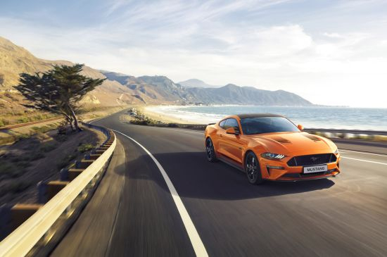 Ford представя специално юбилейно издание Mustang55 с 5,0-литров двигател V8 и усъвършенстван Mustang с 2,3-литров двигател EcoBoost