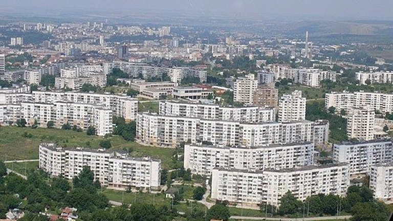 Цял блок в кв. "Дружба" плати на майстор много пари, а той им скрои номер
