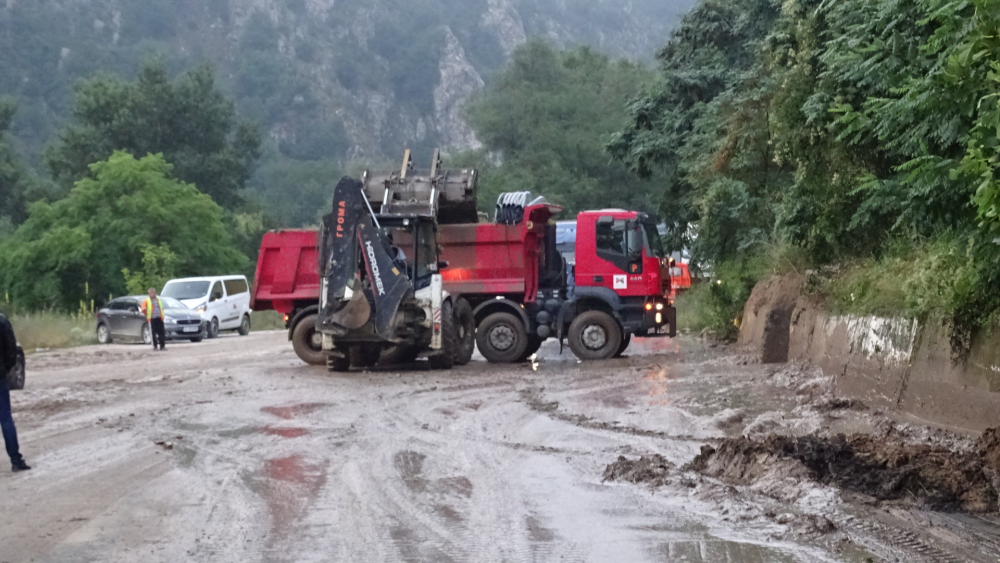 Внимание: Кално свлачище затрупа ГП Е-79 в Кресненското дефиле СНИМКИ