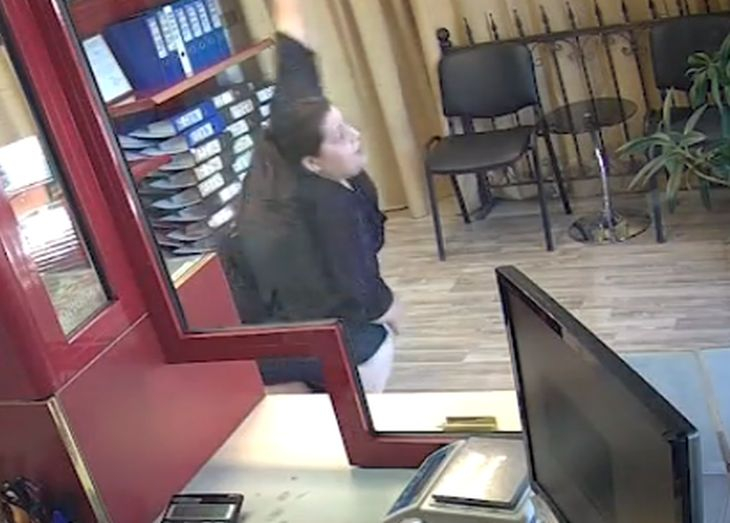 Брутално ВИДЕО как мутрите пребиват служителката в обраната заложна къща