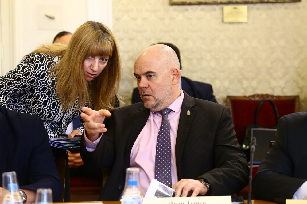 Само в БЛИЦ! Хакерската мафия с жесток удар срещу прокуратурата и Гешев