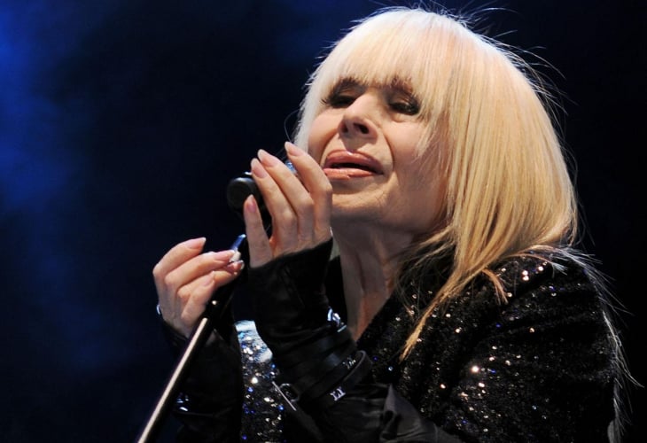 Лили Иванова раздава билети, за да не пее пред празна зала