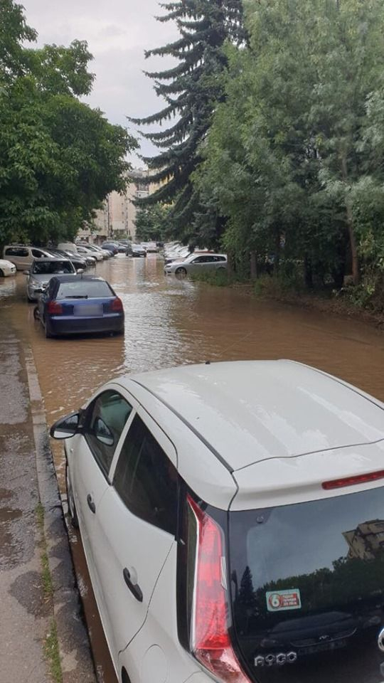 Само в БЛИЦ: Столична улица се превърна в кална река СНИМКА