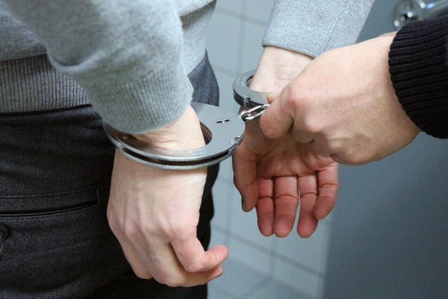 Ужасяващо: Мъж преби до смърт приятел на детска площадка ВИДЕО 18+