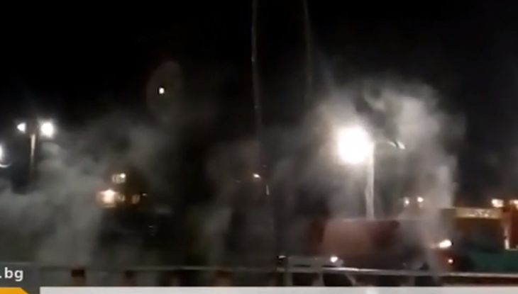 Абсурд: Асфалтират двор в училище по време на нощен порой
