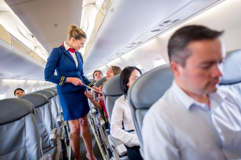 Стюрдеса втрещи пътниците, напъха се в... ВИДЕО