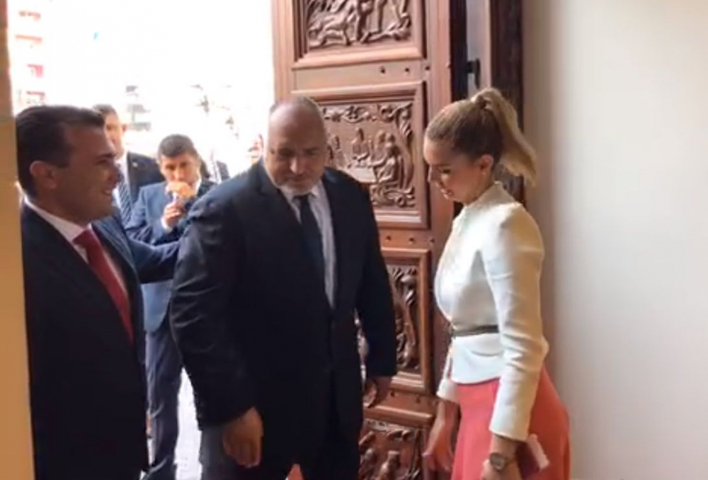 Борисов разцелува руса македонка и всички чуха какво ѝ каза ВИДЕО