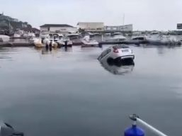 Руснак влезе в кръчма в Свети Влас, а колата му цопна в морето ВИДЕО
