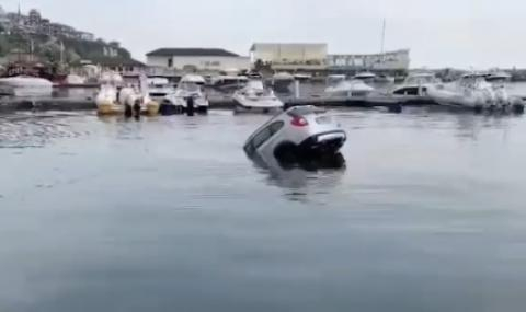 Руснак влезе в кръчма в Свети Влас, а колата му цопна в морето ВИДЕО
