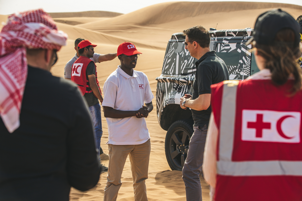 Експерти от Червения кръст тестваха прототипа на новия Land Rover Defender до предела на възможностите му