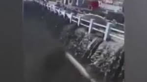 Зловещо: Черна река заля голям град в Китай ВИДЕО