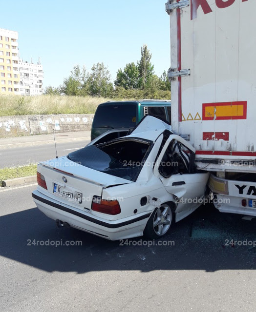 „Летящо“ БМВ се заби под ТИР в Кърджали СНИМКИ