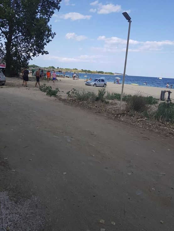 Пореден "баровец" подкара колата си по плажа, но ето какво му се случи СНИМКИ