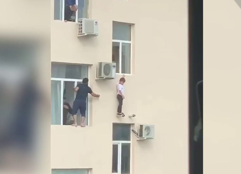 Стана страшно: Момче падна от прозорец, герой го спасява от смъртта ВИДЕО