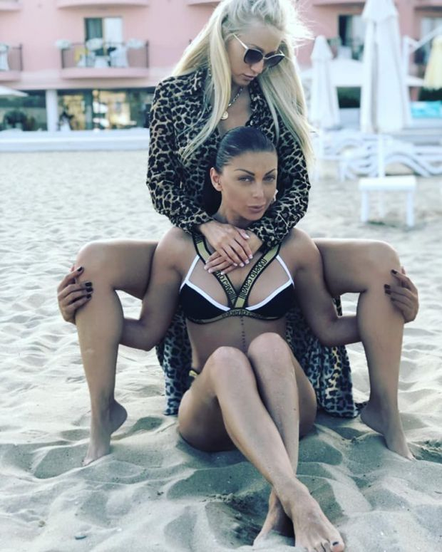 Божествена и гореща - вижте Емануела на плажа СНИМКИ 18+
