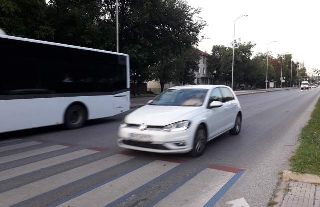 Безумие в Пловдив: Жена с баровски номер отърва джигит от КАТ СНИМКИ