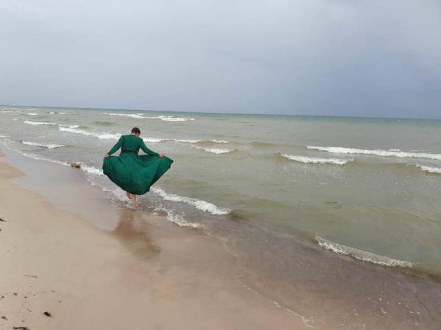 Надежда Савченко порази с фотосесия на брега на морето 
