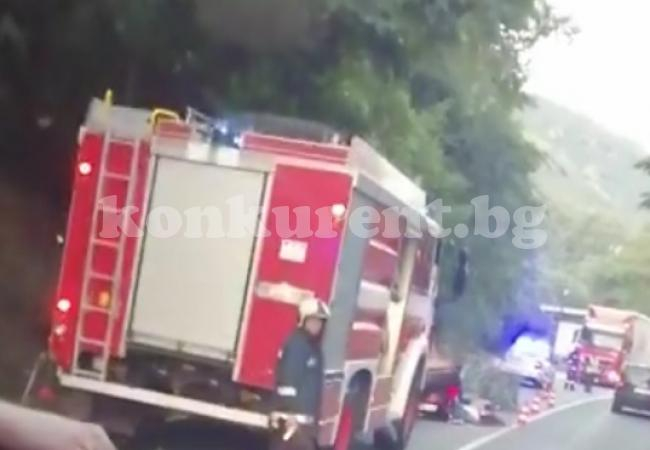 Кърваво меле с летовници на Е79, труп е покрит с чаршаф СНИМКИ