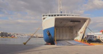 Пет ферибота спасяват блокираните туристи на гръцкия остров Самотраки