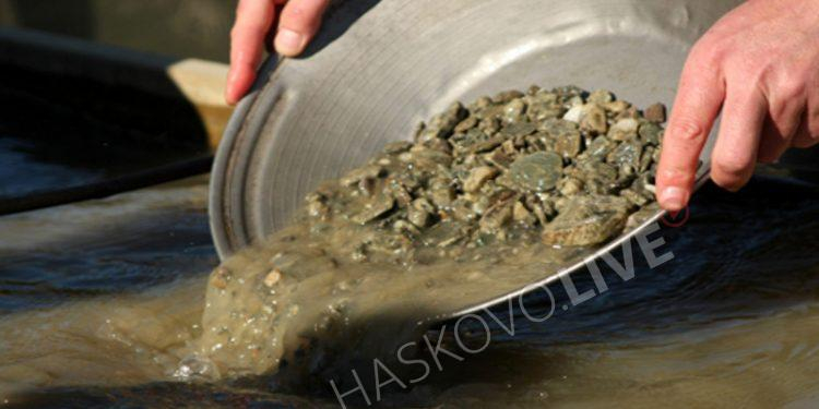 Треска за злато: Стотици златотърсачи от цяла България тръгнаха към Родопите! СНИМКИ