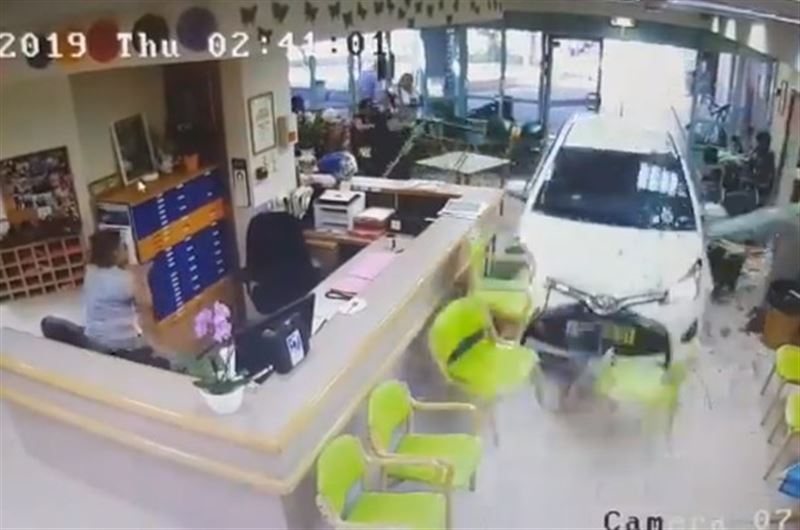 Пенсионерка взе на таран с колата си старчески дом ВИДЕО 