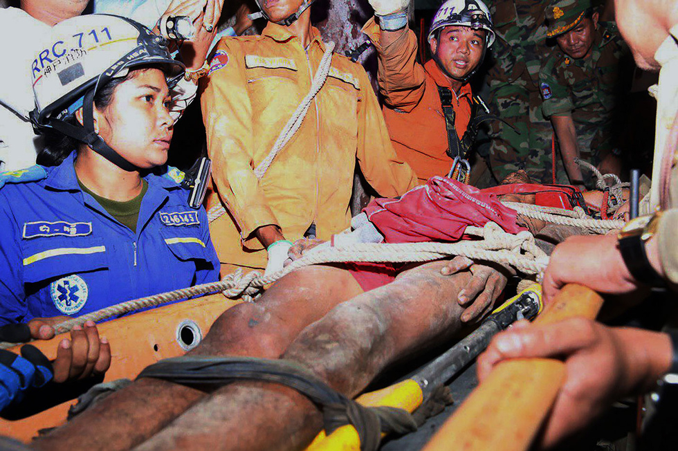 Бедняк се заклещи в скала, седя 4 дни без храна и вода! СНИМКИ