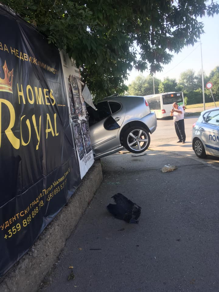 Всички се чудят и маят на дива катастрофа в Студентски град СНИМКА