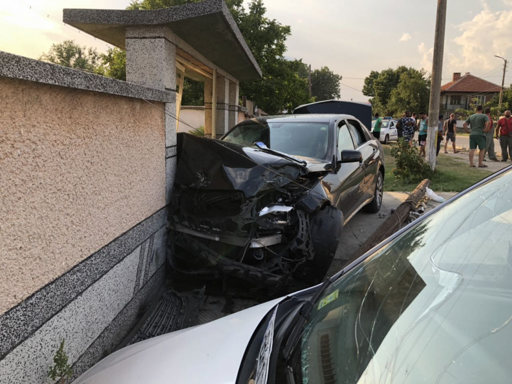 Първо в БЛИЦ: Много пиян цигански баровец се помля с мерцедес СНИМКИ
