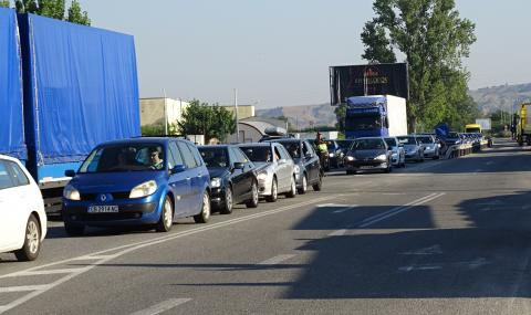 У нас касапница по пътищата, а в Гърция българите стават най-кротките шофьори 