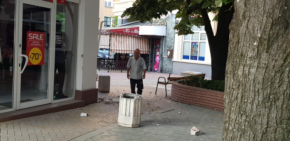 Страшен инцидент в центъра на Хасково! От небето заваляха... СНИМКИ