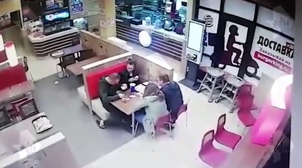 Бой и стрелба на опашка за хамбургери ВИДЕО