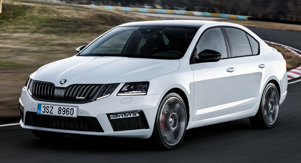 Първи СНИМКИ на базовия интериор на новата Skoda Octavia
