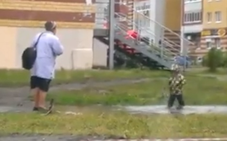 ВИДЕО с баба и внуче ще ви умили до сълзи 