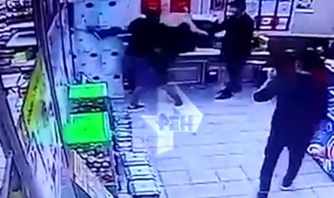 Борци сътвориха жестоко кърваво меле в магазин ВИДЕО 18+