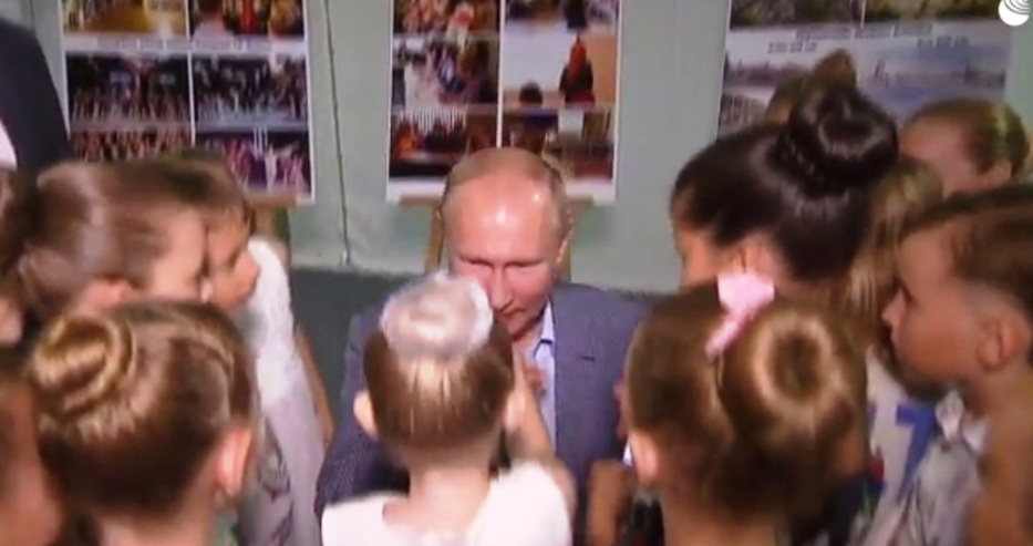 Путин изненада с тази реакция, падна на колене пред... ВИДЕО