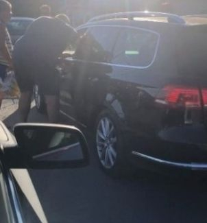 Баща и син раздават юмручно правосъдие на оживен паркинг в Шумен ВИДЕО 