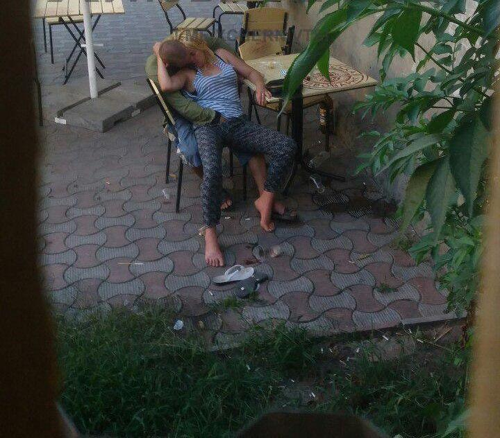 Пияни правят секс насред града, скараха се на ченгетата, че ги прекъсват (ВИДЕО 18+)