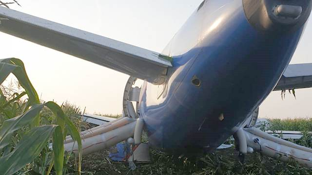 Мрежата изумена от майсторството на пилотите, приземили по корем Airbus A321 с 233 души на борда в нива край Москва ВИДЕО