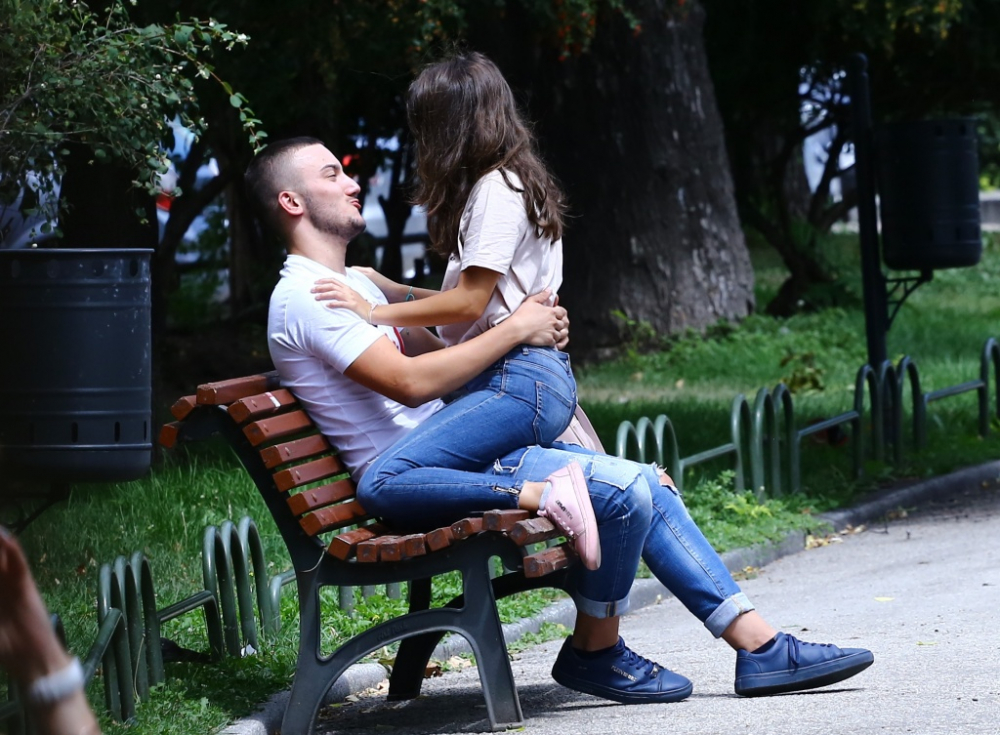 Фотоудар в БЛИЦ: Разгонена двойка стъписа минувачи на пъпа на София