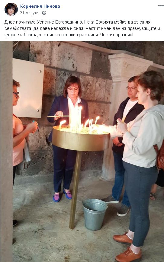 Нинова запали свещ и се помоли за...