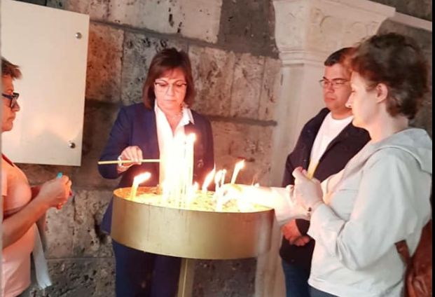 Нинова запали свещ и се помоли за...