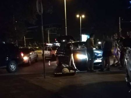 Ченгета ровят БМВ, натъпкано с яки и голи до кръста момчета в Бургас СНИМКИ